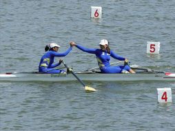 Elementos del equipo jalisciense de canotaje se felicitan luego de la competencia. ESPECIAL /