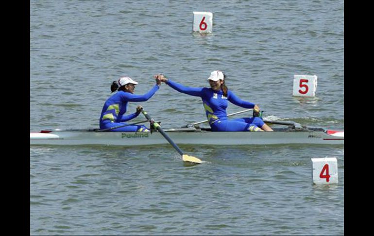 Elementos del equipo jalisciense de canotaje se felicitan luego de la competencia. ESPECIAL /