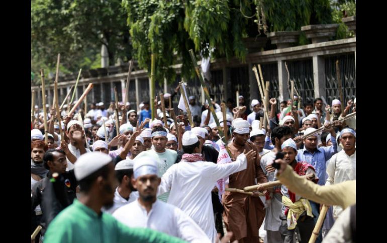 Los partidarios del grupo radical Hefajat e Islam reclaman la pena de muerte para todos los que calumnian al islam. EFE /