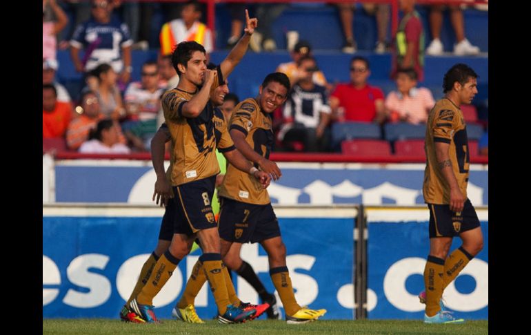 Cabrera (izq) fue el autor del primer gol de los Pumas en el partido. MEXSPORT /