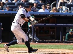 Susuki, de los Yankees, conecta la bola durante el partido. AP /