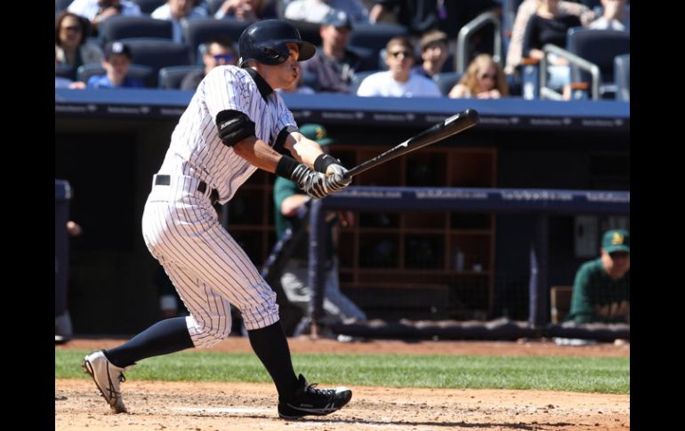 Susuki, de los Yankees, conecta la bola durante el partido. AP /