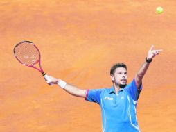 Stanislas Wawrinka ejecuta su servicio en la final; el saque del suizo superó frecuentemente los 200 kilómetros por hora. AP /