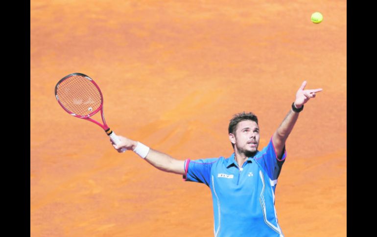 Stanislas Wawrinka ejecuta su servicio en la final; el saque del suizo superó frecuentemente los 200 kilómetros por hora. AP /