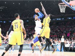 El centro de Indiana, Roy Hibbert, intenta bloquear un tiro del alero de Nueva York, Carmelo Anthony. EFE /