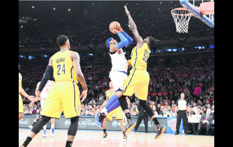 El centro de Indiana, Roy Hibbert, intenta bloquear un tiro del alero de Nueva York, Carmelo Anthony. EFE /