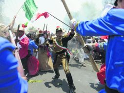 Decenas de personas participan en la escenificación de la Batalla de Puebla, en el Peñón de los Baños. AFP /