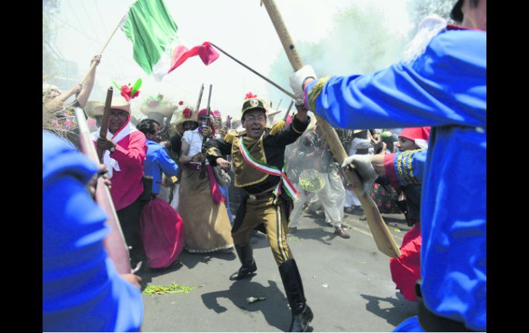 Decenas de personas participan en la escenificación de la Batalla de Puebla, en el Peñón de los Baños. AFP /