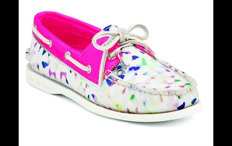 La temporada primaveral está colmada de colores brillantes y estampados dinámicos. Cortesía de Milly By Sperry top-siders  /