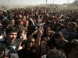 Imagen del concierto del sábado. Miles de muchachos padecieron la tierra que se levantaba por el viento. ARCHIVO /