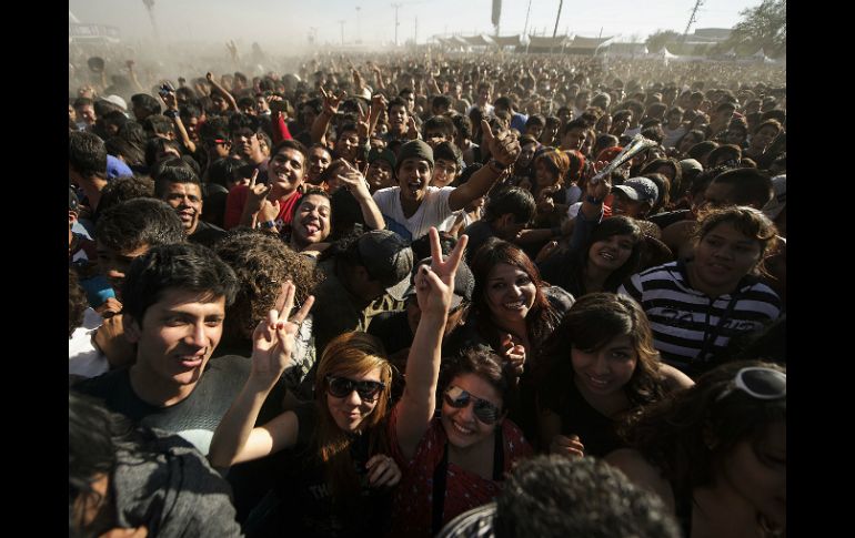 Imagen del concierto del sábado. Miles de muchachos padecieron la tierra que se levantaba por el viento. ARCHIVO /