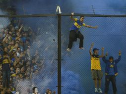 Pese a los incidentes, el partido continuó el domingo y terminó con empate a un tanto. AFP /