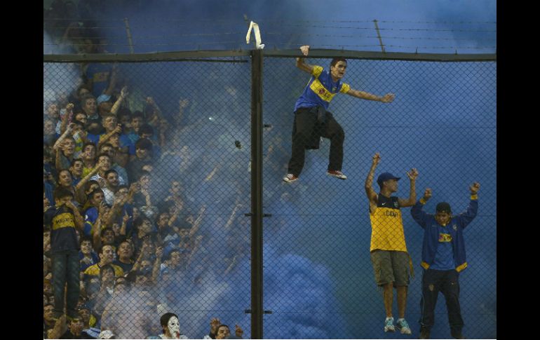 Pese a los incidentes, el partido continuó el domingo y terminó con empate a un tanto. AFP /