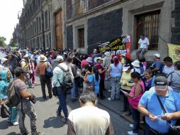 Profesores de la CNTE frente a las instalaciones de la SEP donde buscaban entregar su propuesta educativa. SUN /