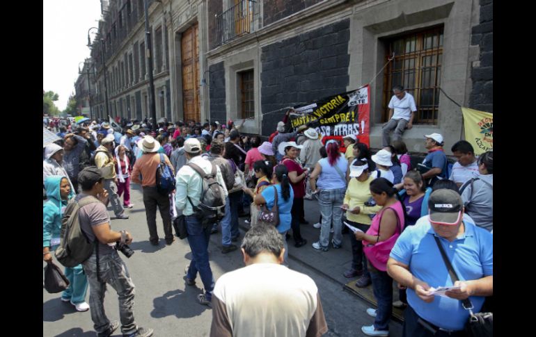 Profesores de la CNTE frente a las instalaciones de la SEP donde buscaban entregar su propuesta educativa. SUN /