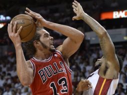 Joakim Noah (i) de Bulls, en acción ante Udonis Haslem (d) de Heat. EFE /