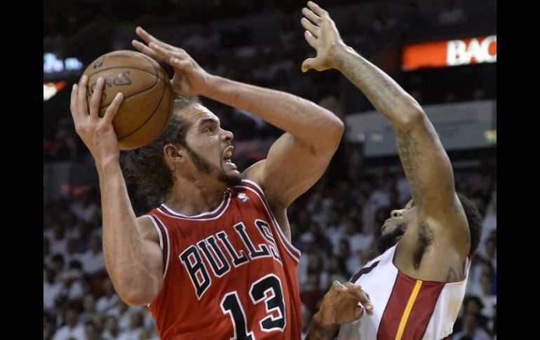 Joakim Noah (i) de Bulls, en acción ante Udonis Haslem (d) de Heat. EFE /