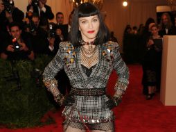 Madonna se presenta en la alfombra roja organizada para dar apertura a la muestra de moda Punk. AP /