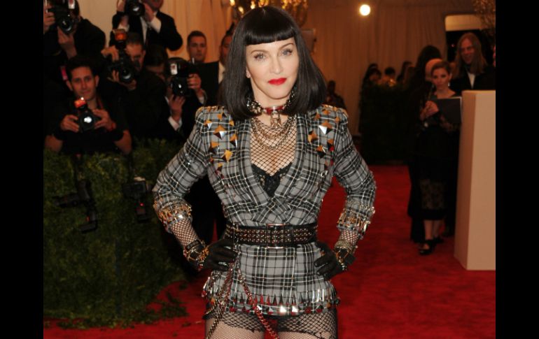 Madonna se presenta en la alfombra roja organizada para dar apertura a la muestra de moda Punk. AP /