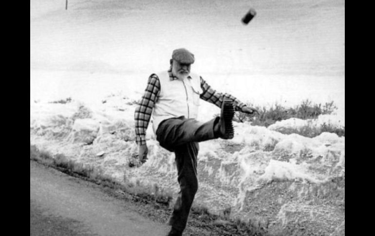 Ernest Hemingway en una fotografía tomada poco antes de su suicidio. ARCHIVO /