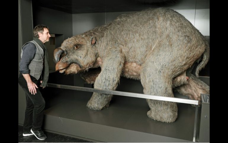 Brendan Atkins, coordinador y editor de publicaciones del museo de Sídney, junto al modelo de un diprotodon. AFP /