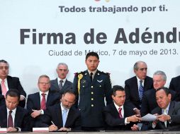 Líderes del PAN, PRD y PRI firman con Peña Nieto un adéndum para blindar al Pacto por México. SUN /