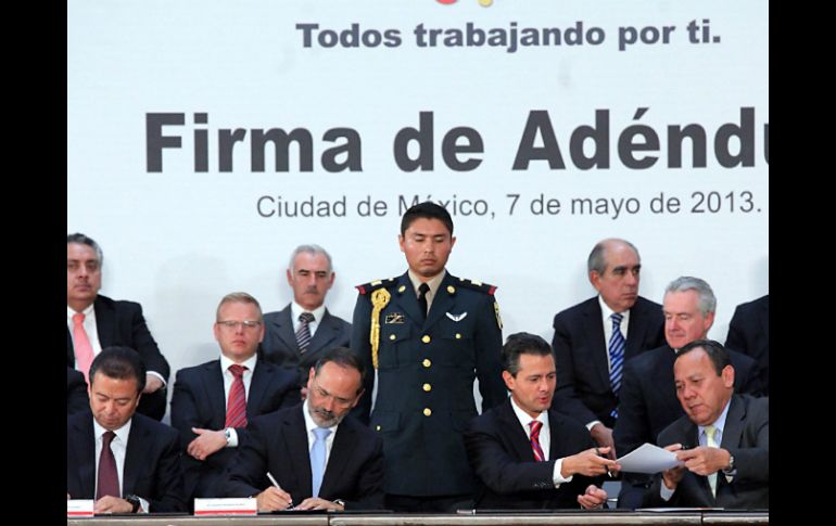 Líderes del PAN, PRD y PRI firman con Peña Nieto un adéndum para blindar al Pacto por México. SUN /