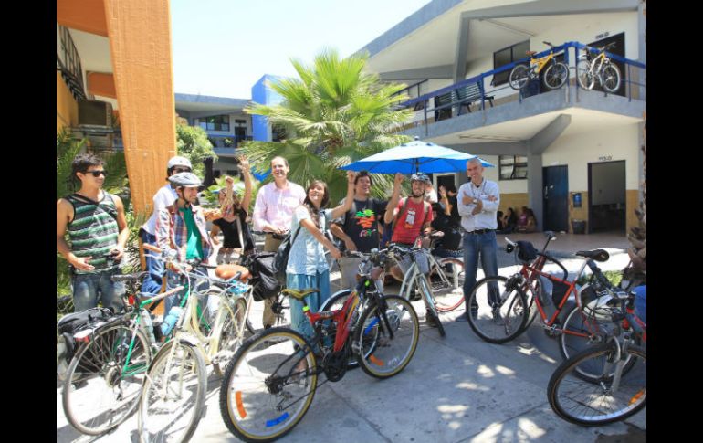 El grupo de jóvenes llegó pedaleando al Centro Universitario.  /