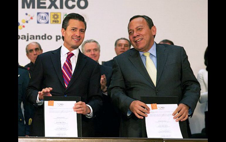 Peña y Zambrano, durante la firma de un anexo al Pacto por México. EFE /