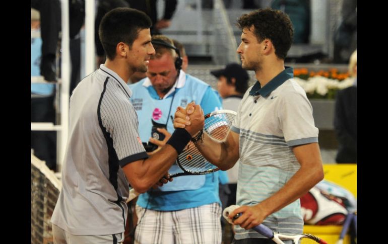 El búlgaro Grigor Drimitov supera al tenista número uno del mundo, Novak Djokovic, por 7-6 (6), 6-7 (8) y 6-3. AFP /