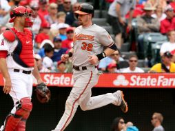 Matt Wieters conecta doble al jardín izquierdo en el octavo episodio para remolcar al guardabosques Adam Jones. AFP /