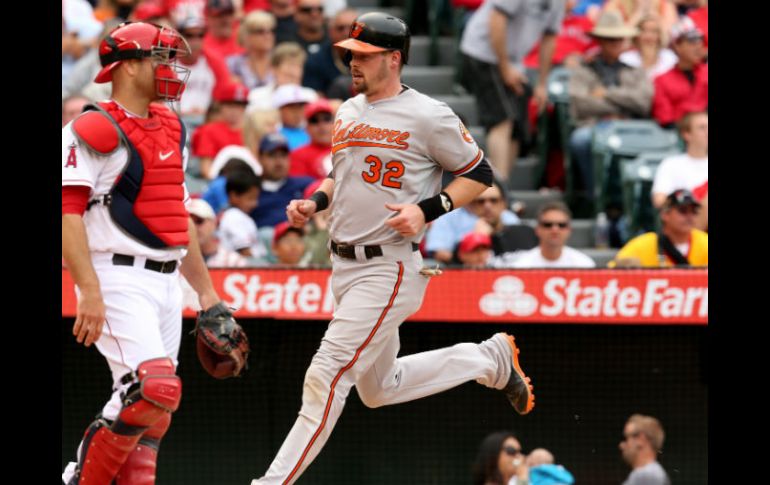 Matt Wieters conecta doble al jardín izquierdo en el octavo episodio para remolcar al guardabosques Adam Jones. AFP /