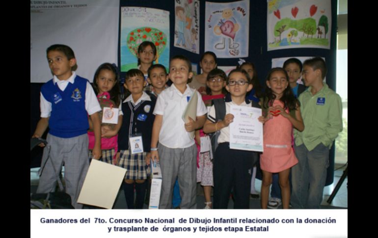 Niños ganadores del concurso.  /