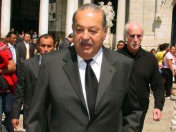 El empresario mexicano, Carlos Slim, firma un contrarto con Pemex para arrendar una plataforma petrolera. ARCHIVO /