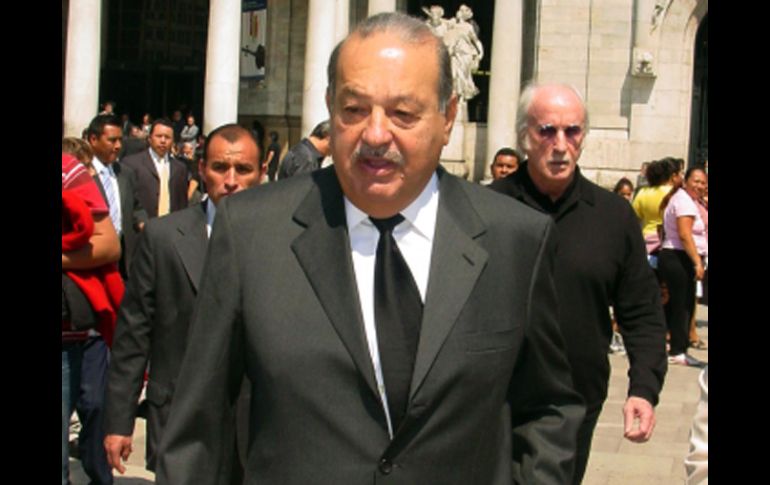 El empresario mexicano, Carlos Slim, firma un contrarto con Pemex para arrendar una plataforma petrolera. ARCHIVO /