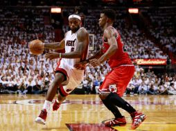 LeBron James (i) ante Jimmy Butler (d), durante el partido.  /