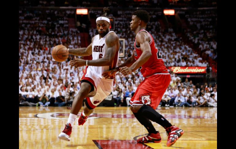 LeBron James (i) ante Jimmy Butler (d), durante el partido.  /