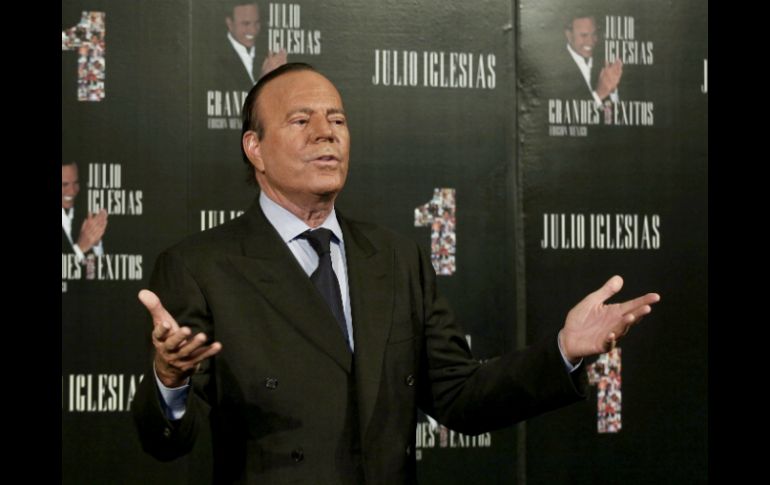 Pese a que su reloj vital marca casi siete décadas, Julio Iglesias asegura que no se siente en absoluto ''viejo''. EFE /