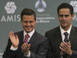 El presidente de la AMIS, Fernando Solís, formalizó la entrega del documento a Peña Nieto en la clausura de la convención sectorial. NTX /