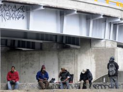 Migrantes deambulan en los alrededores del río Tijuana después de haber sido deportados de los Estados Unidos. ARCHIVO /