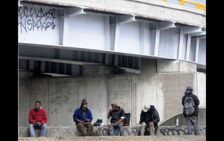 Migrantes deambulan en los alrededores del río Tijuana después de haber sido deportados de los Estados Unidos. ARCHIVO /