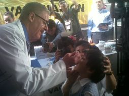 Jaime Agustín González Álvarez, secretario de Salud Jalisco, inicia la aplicación de vacunas en la instancia infantil 30 del ISSSTE.  /