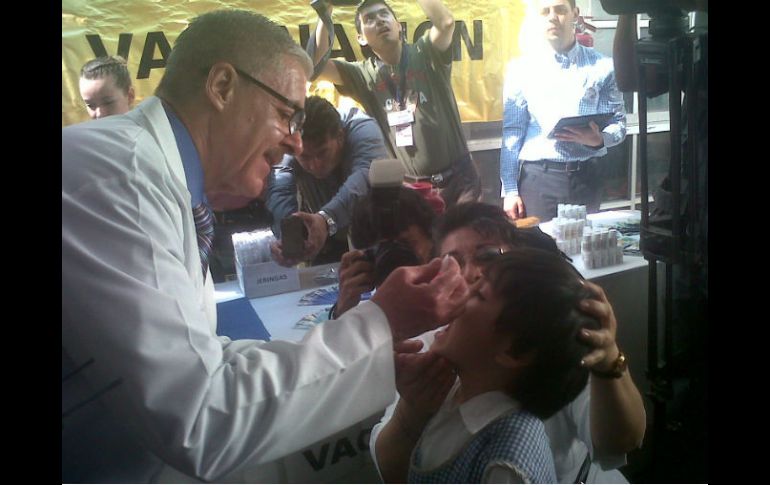 Jaime Agustín González Álvarez, secretario de Salud Jalisco, inicia la aplicación de vacunas en la instancia infantil 30 del ISSSTE.  /