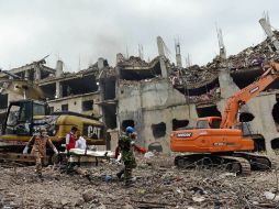 Las labores limpieza y rescate de cuerpos entre los escombros continúan. AP /