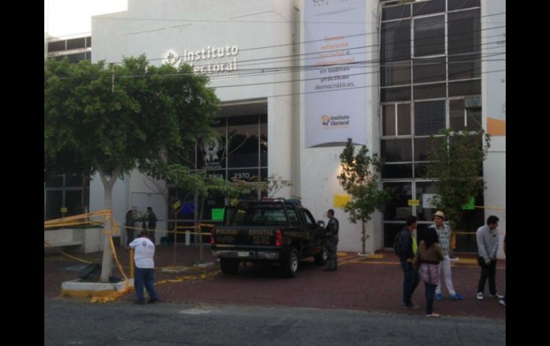 Esta mañana, las oficinas del IEPC fueron clausuradas de manera simbólica por jóvenes.  /