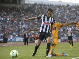 Acción del partido de ayer entre Rayados y Tigres en el Tecnológico. AFP /