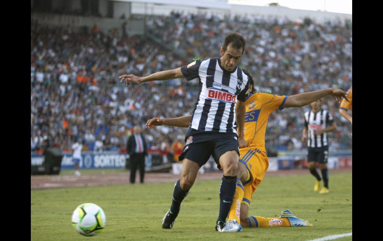 Acción del partido de ayer entre Rayados y Tigres en el Tecnológico. AFP /