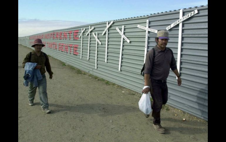 La iniciativa exigía construir un muro a lo largo de la frontera con México. ARCHIVO /