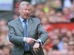 Sir Alex Ferguson tomo su tiempo para decir adiós al banco del ManU. AP /