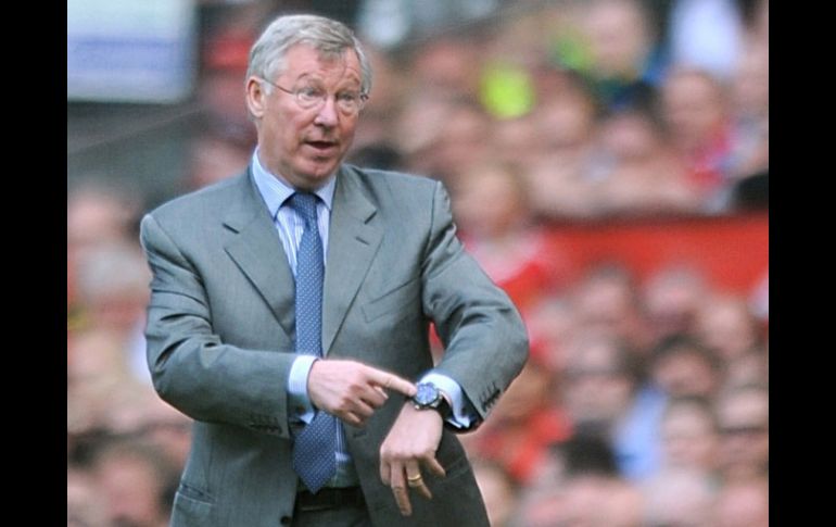 Sir Alex Ferguson tomo su tiempo para decir adiós al banco del ManU. AP /